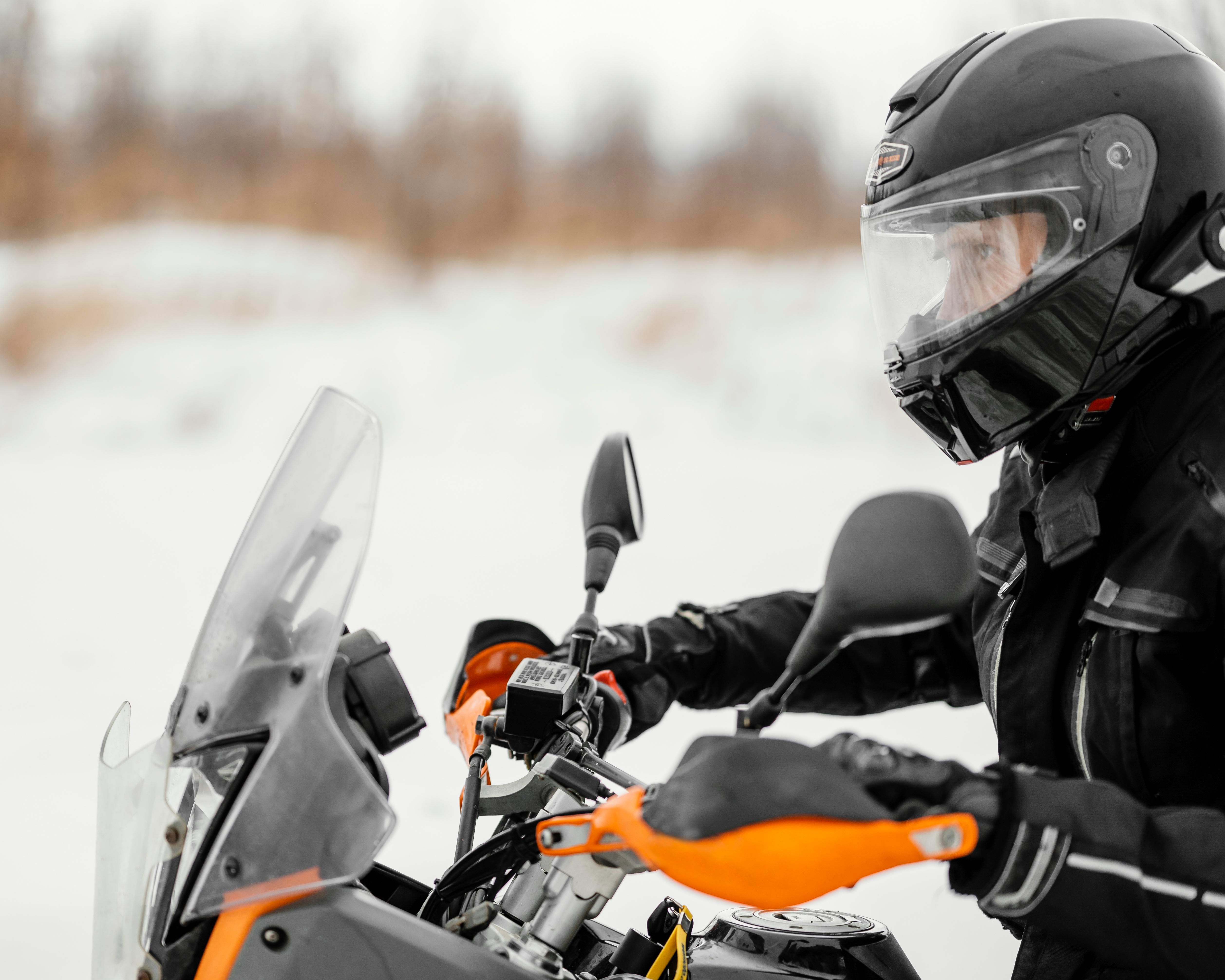 Homme conduisant une motoneige lors d’une journée d’hiver