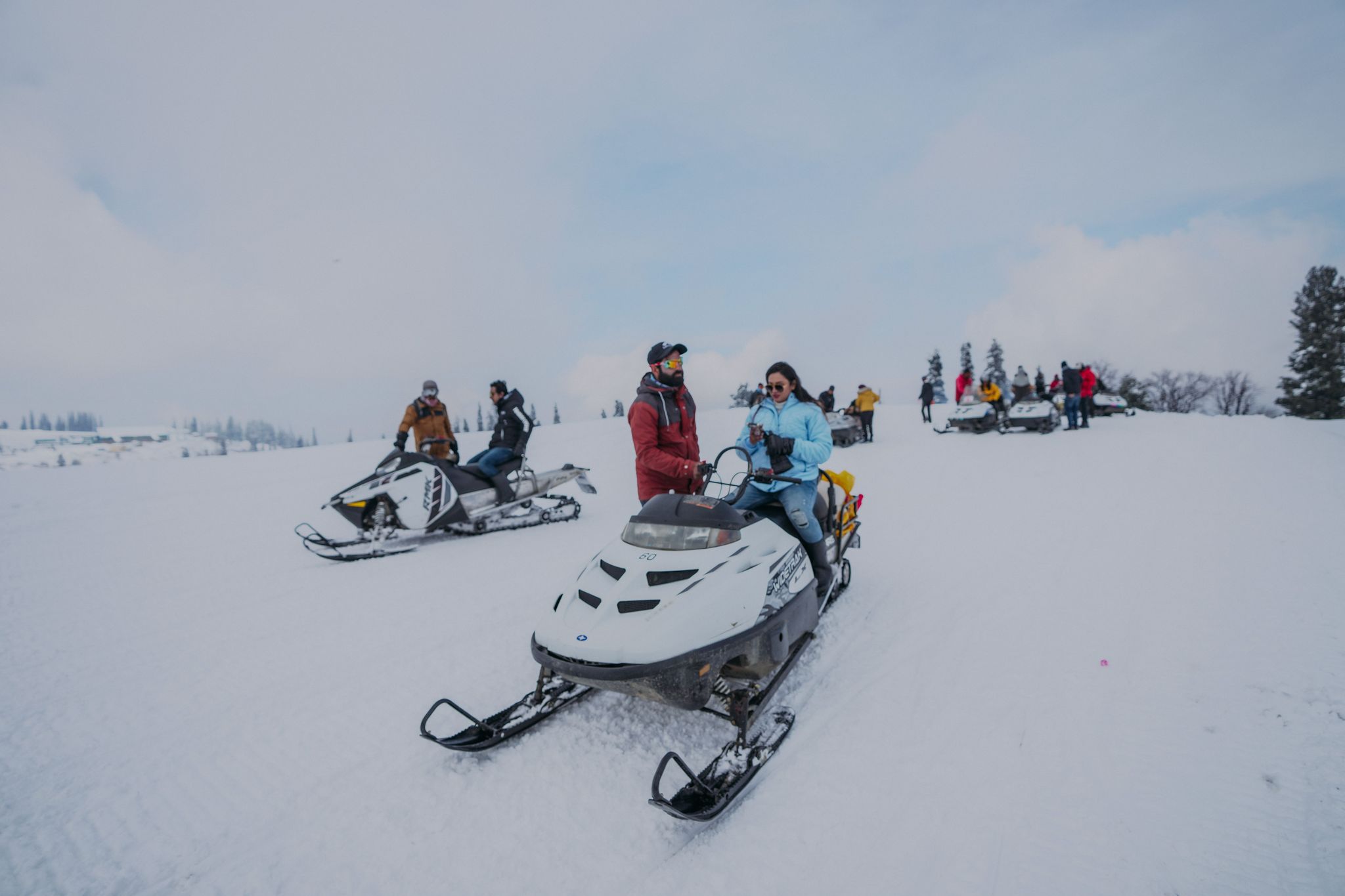 Motoneige Ski-Doo Freeride suspendue dans la poudreuse